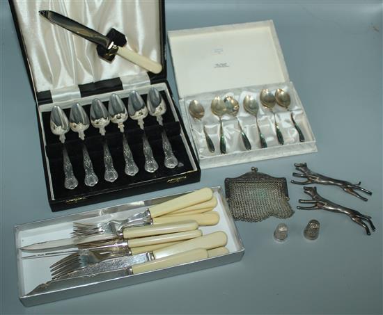 Sundry plated cutlery, pair of fox knife rests, two thimbles and a mesh purse